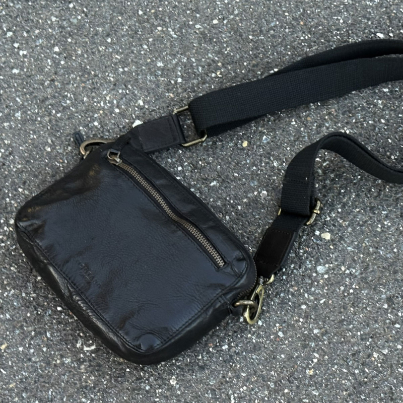Terry crossbody taske i sort bøffellæder - Montana - Freja skind