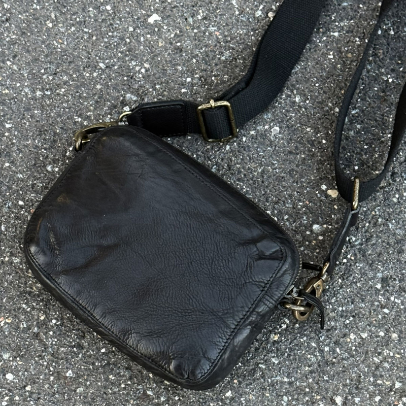 Terry crossbody väska i svart buffelläder - Montana - Freja skinn