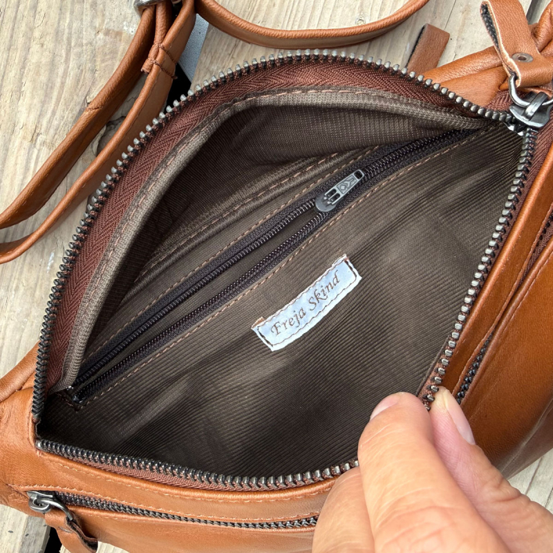 Cognac Sarah bumbag i mjukt lammskinn - Freja skinn