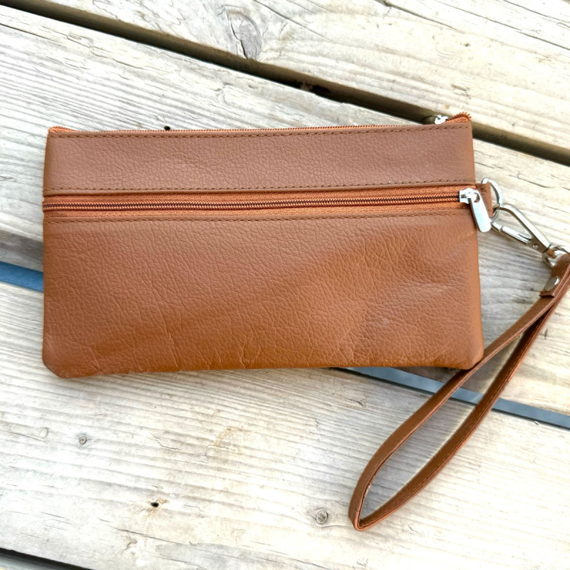 Lovisa clutch med håndledsrem - lammeskind - Freja skind