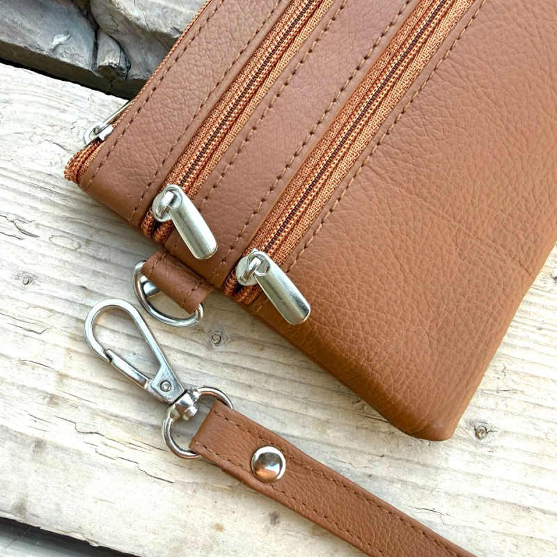 Lovisa clutch med håndledsrem - lammeskind - Freja skind