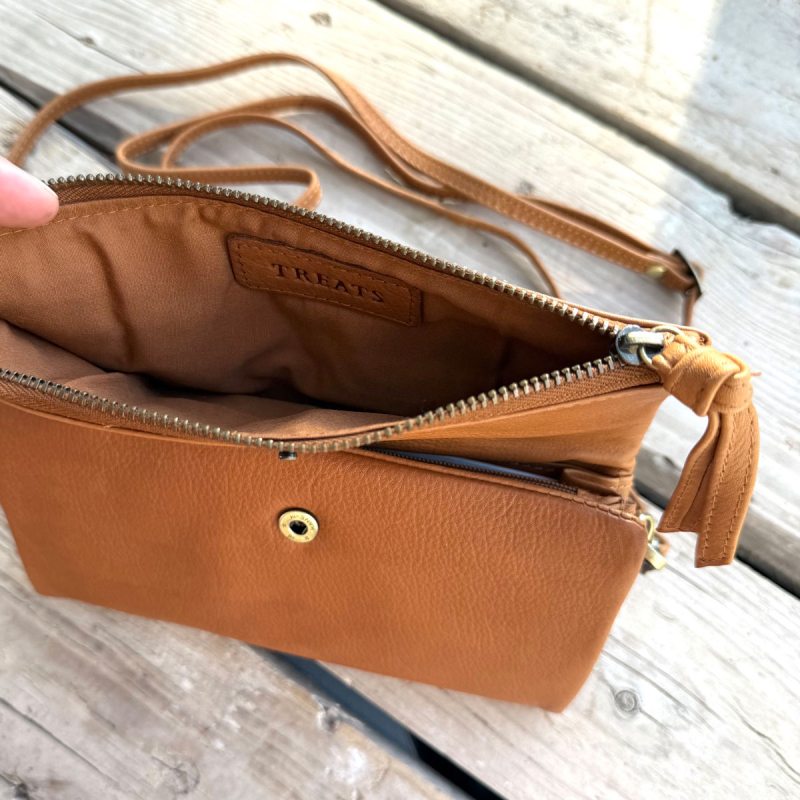Rose crossbody-plånbok - cognacläder - Treats - Freja läder