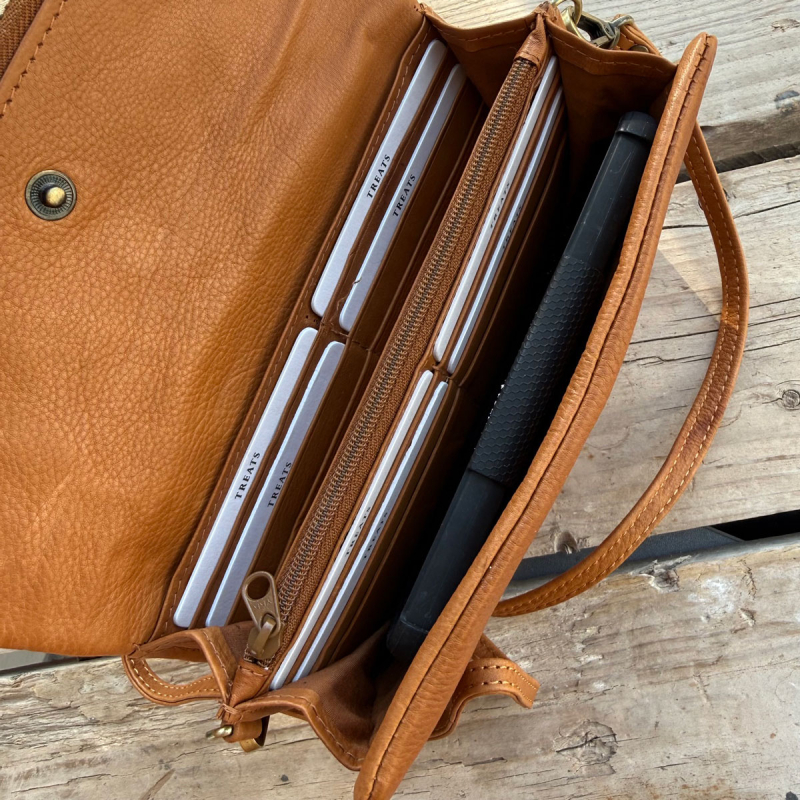 Rose crossbody-plånbok - cognacläder - Treats - Freja läder