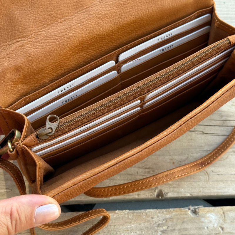 Rose crossbody-plånbok - cognacläder - Treats - Freja läder