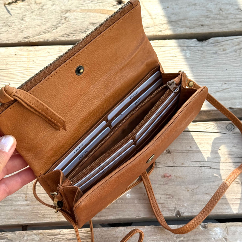 Rose crossbody-plånbok - cognacläder - Treats - Freja läder