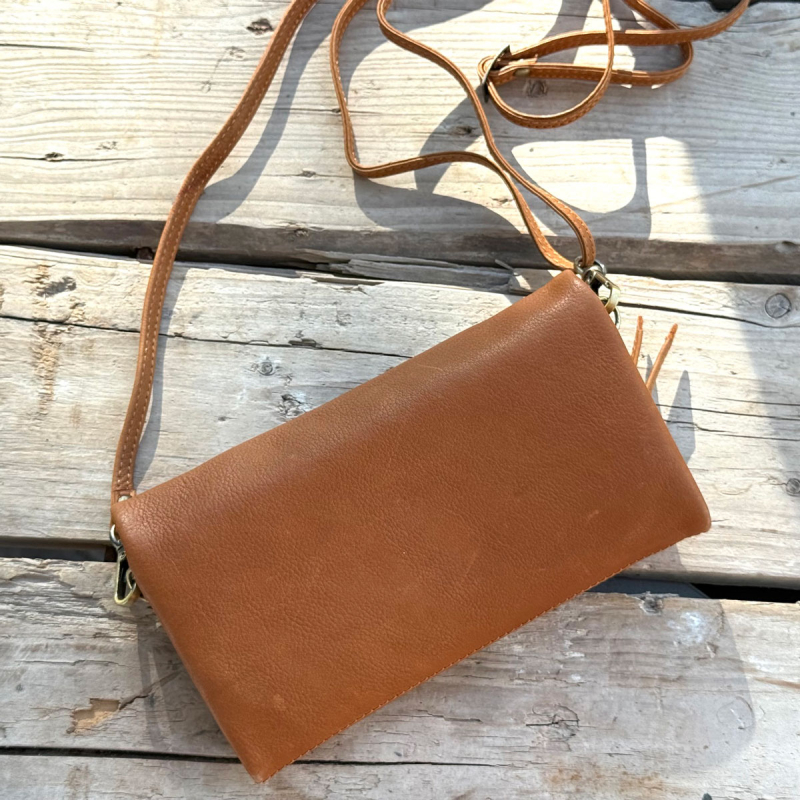 Rose crossbody-plånbok - cognacläder - Treats - Freja läder