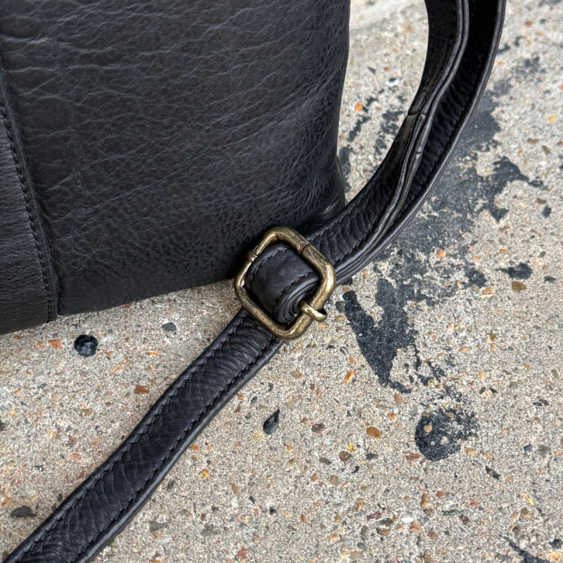 Avon crossbodyväska i mjukt buffelskinn - Montana - Freja skinn