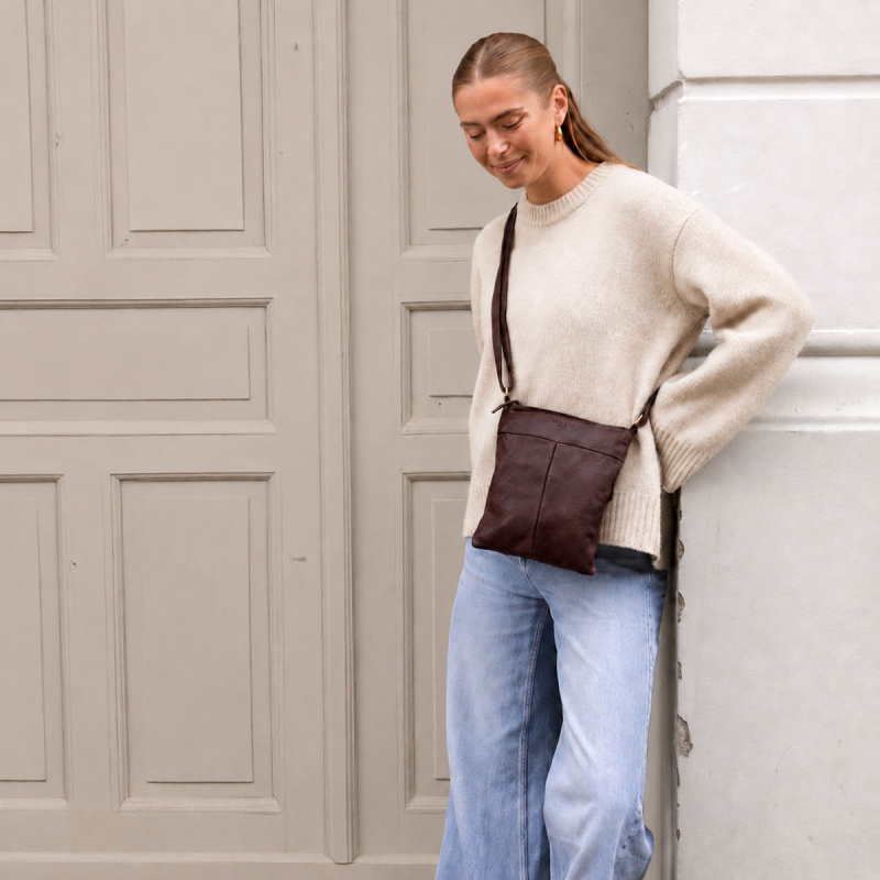 Avon crossbody taske i blød brun bøffelskind - Montana - Freja skind
