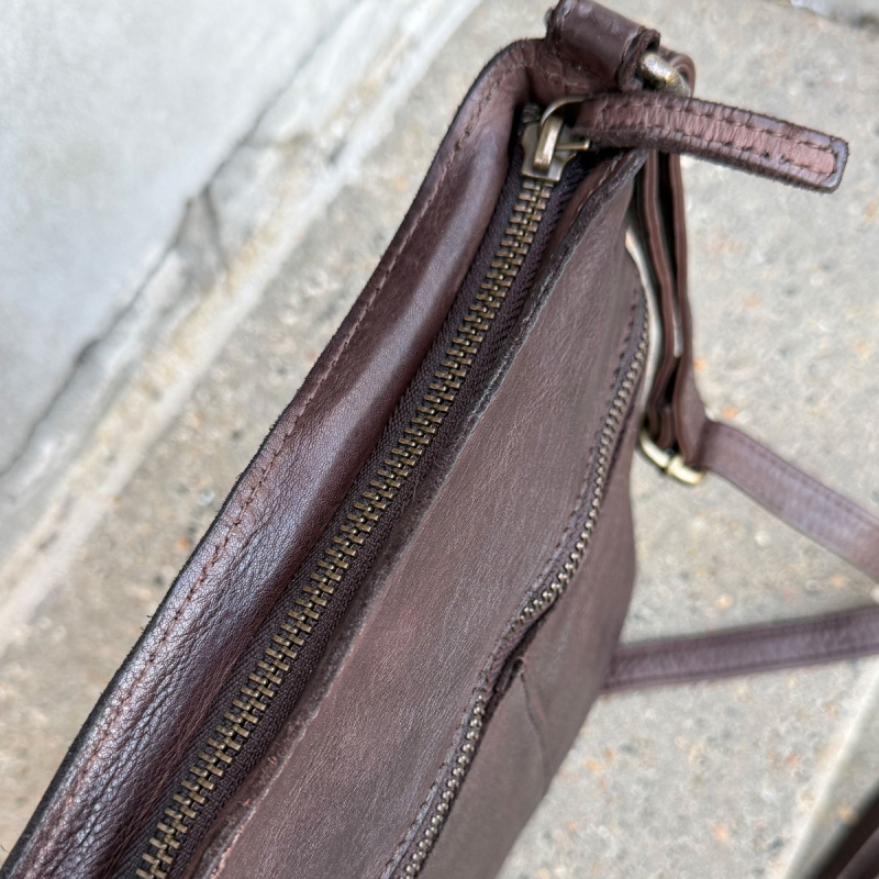 Avon crossbody taske i blød brun bøffelskind - Montana - Freja skind