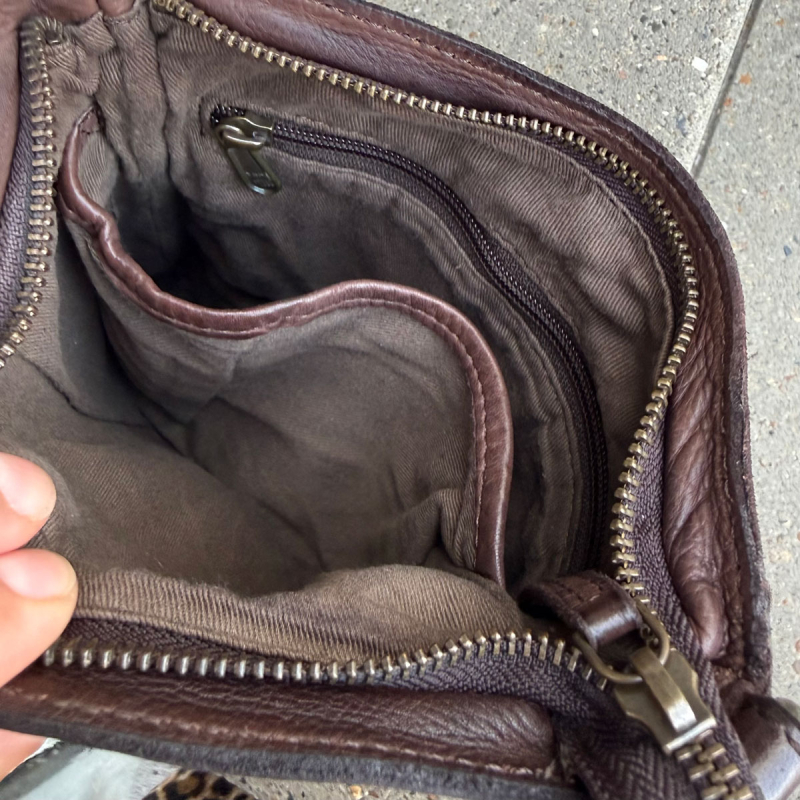 Avon crossbody taske i blød brun bøffelskind - Montana - Freja skind