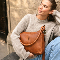 Augusta crossbody taske med to remme - Patineret cognac bøffellæder - Montana - Freja skind