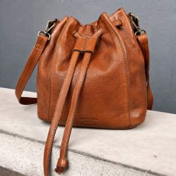 Bucket bag - Oliv från Montana - Cognac buffelskinn - Freja skinn