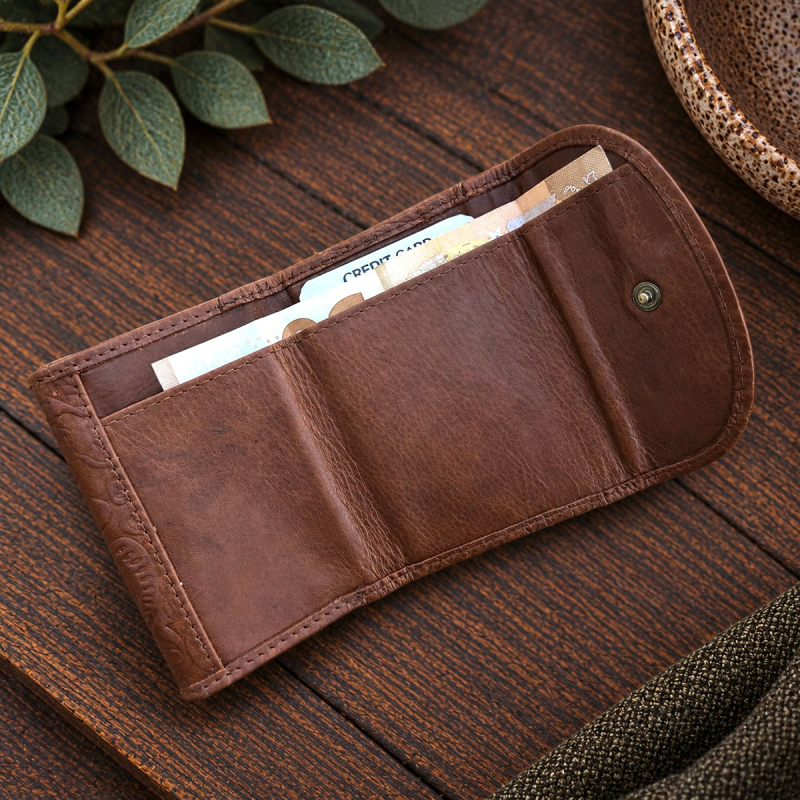 dame skindpung i cognac blomsterpræget læder - Florette fra Leather design - Freja skind