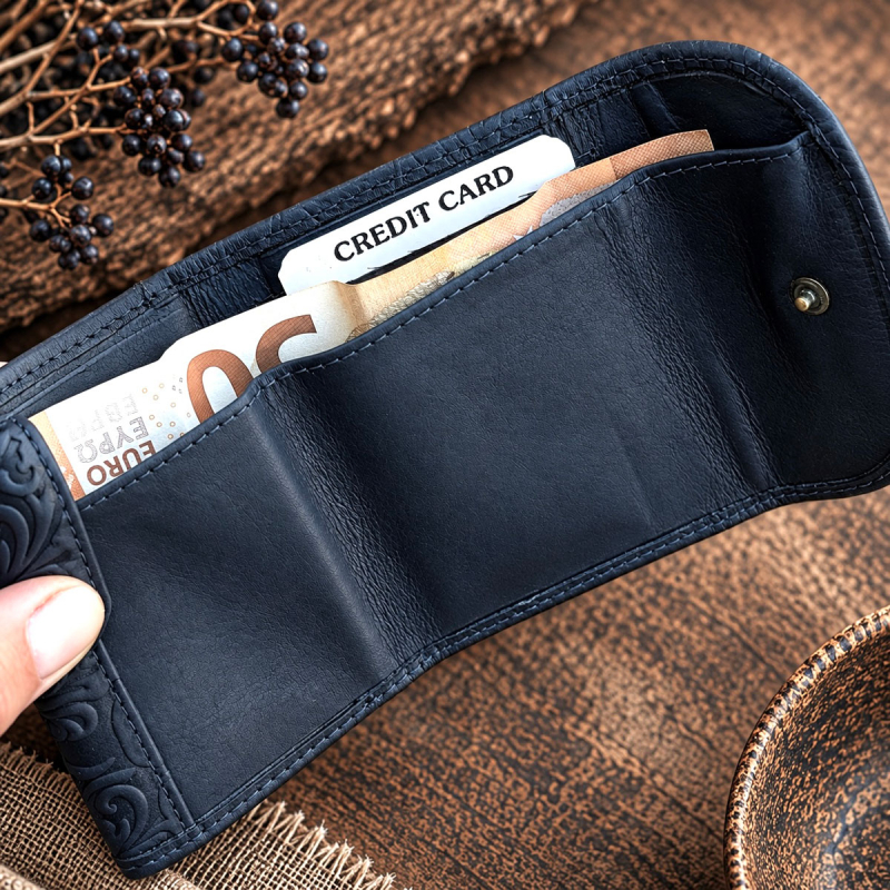 Dam skinnplånbok i mörkblått, blompräglat läder - Florette från Leather design - Freja skinn