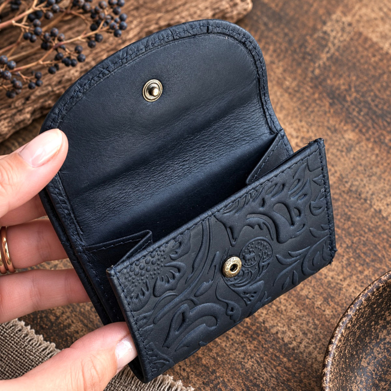 Dam skinnplånbok i mörkblått, blompräglat läder - Florette från Leather design - Freja skinn