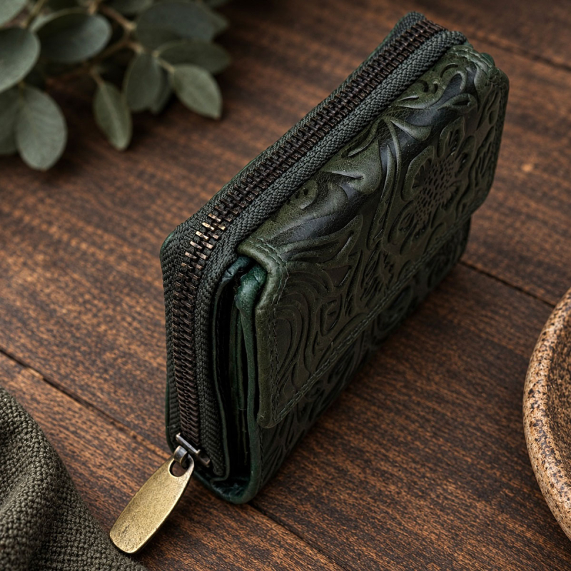 Grön damplånbok med präglat blommönster i skinnet - Leather design - Freja skinn