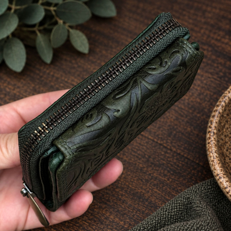 Grön damplånbok med präglat blommönster i skinnet - Leather design - Freja skinn