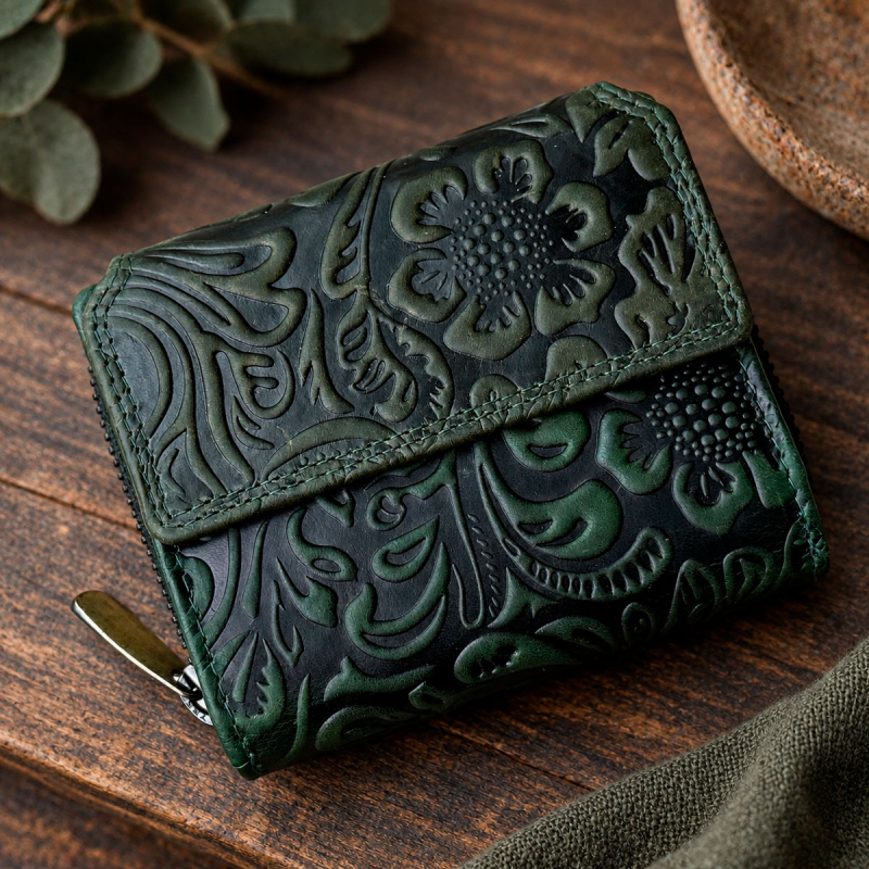 Grön damplånbok med präglat blommönster i skinnet - Leather design - Freja skinn