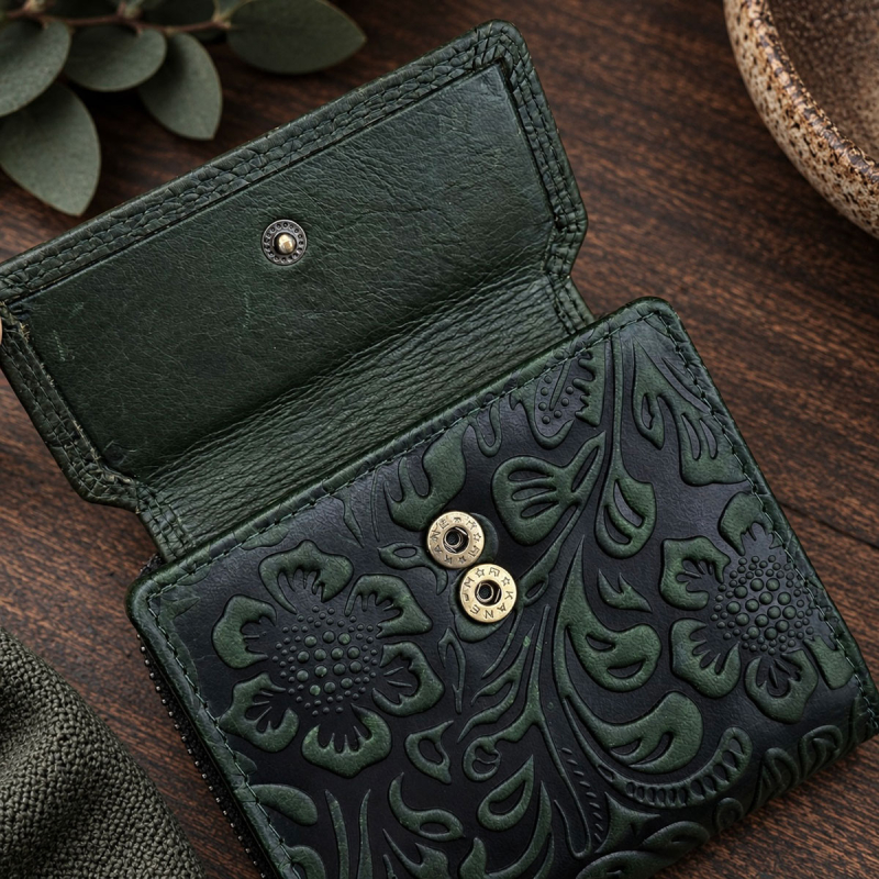 Grön damplånbok med präglat blommönster i skinnet - Leather design - Freja skinn