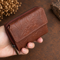 Cognac damplånbok med präglat blommönster i lädret - Leather design - Freja skinn