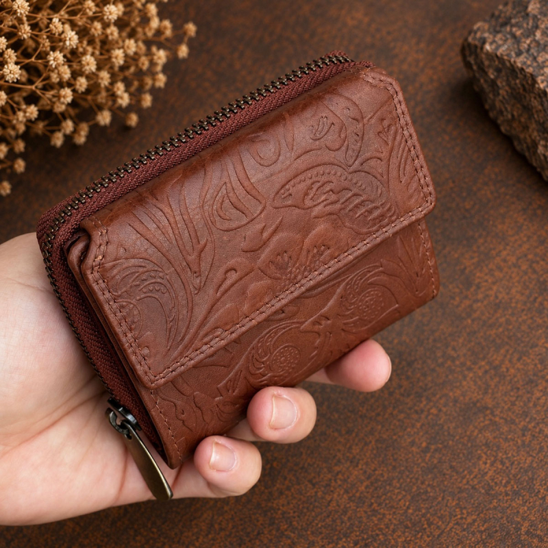 Cognac damplånbok med präglat blommönster i lädret - Leather design - Freja skinn