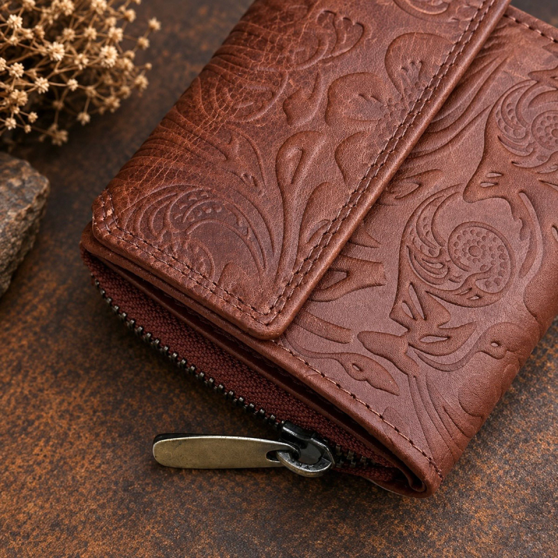 Grön damplånbok med präglat blommönster i skinnet - Leather design - Freja skinn