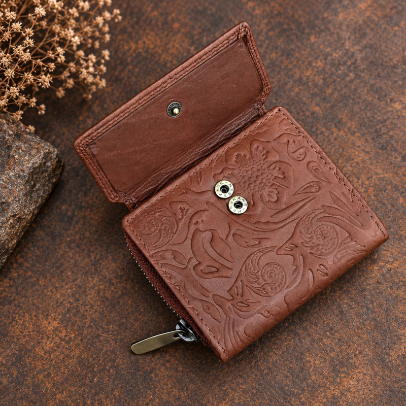 Grön damplånbok med präglat blommönster i skinnet - Leather design - Freja skinn