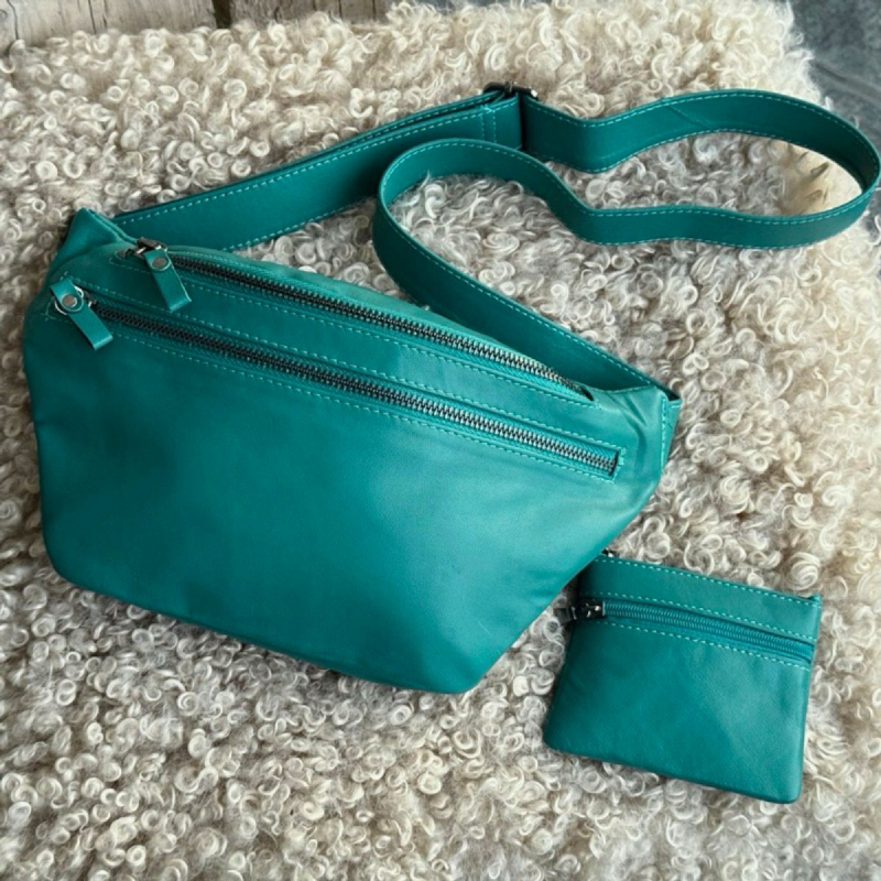 Sarah bumbag i mjukt turkost lammskinn - Freja skinn