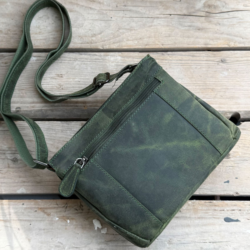 Ronja skinnväska i huntergrön buffel - Läderdesign - Freja skinn