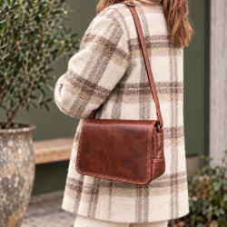 Claire skuldertaske med klap - Patineret brun bøffelskind - Leather design - Freja skind