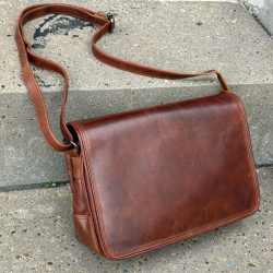 Claire skuldertaske med klap - Patineret brun bøffelskind - Leather design - Freja skind