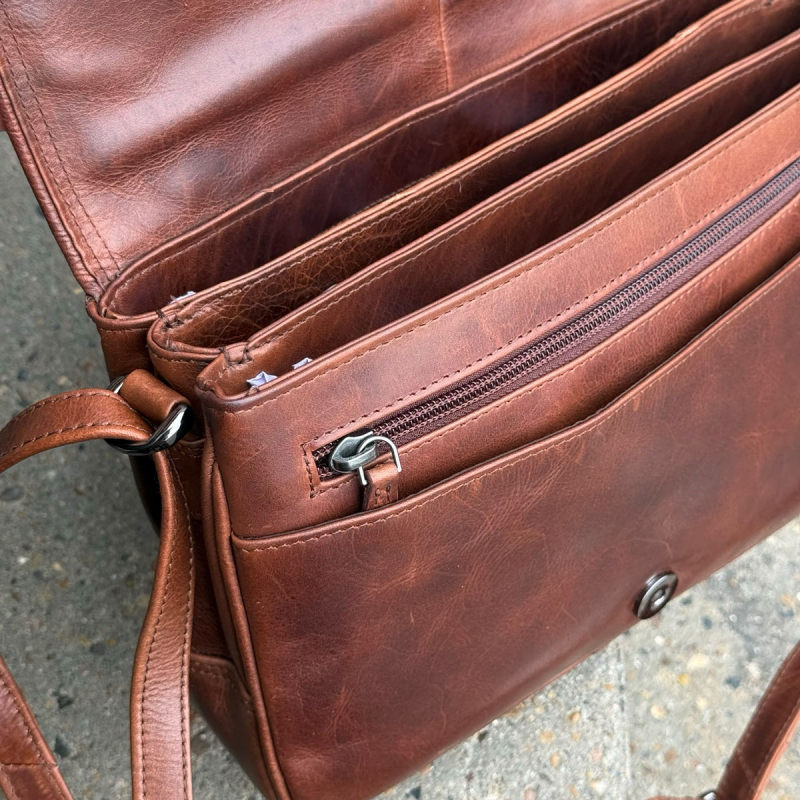 Claire skuldertaske med klap - Patineret brun bøffelskind - Leather design - Freja skind
