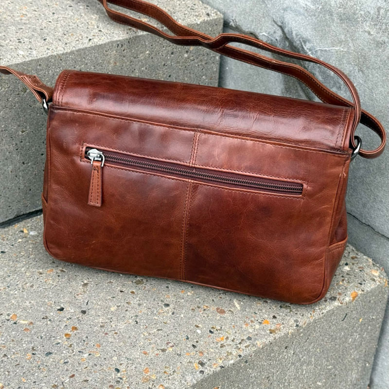 Claire skuldertaske med klap - Patineret brun bøffelskind - Leather design - Freja skind