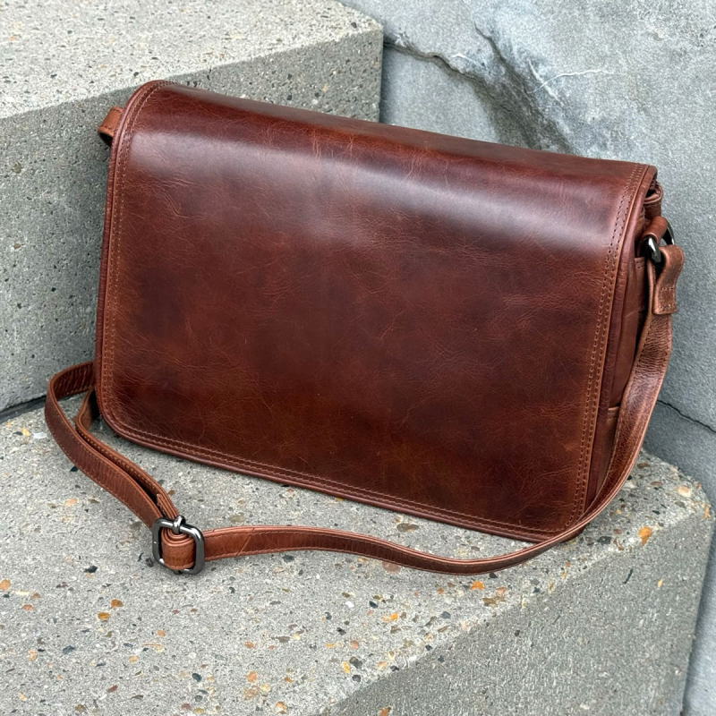Claire skuldertaske med klap - Patineret brun bøffelskind - Leather design - Freja skind