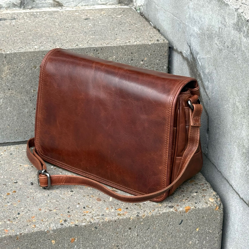 Claire skuldertaske med klap - Patineret brun bøffelskind - Leather design - Freja skind