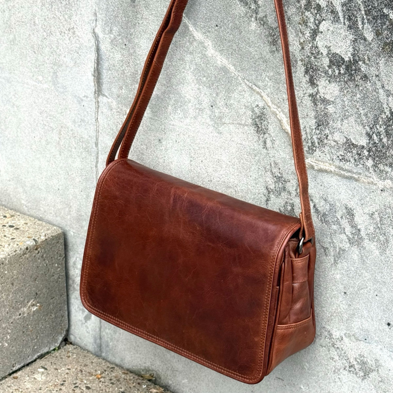 Claire skuldertaske med klap - Patineret brun bøffelskind - Leather design - Freja skind