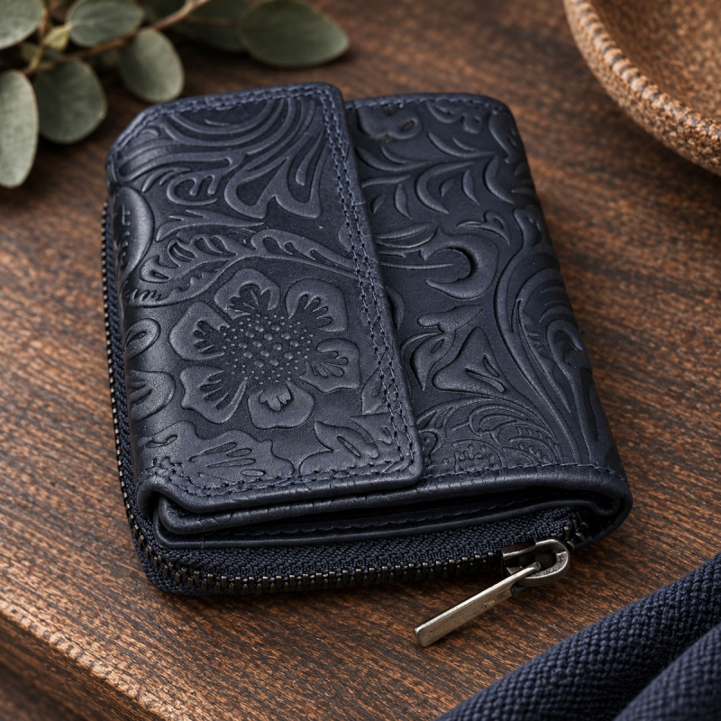 Blå damplånbok med präglat blommönster i lädret - Leather design - Freja skinn