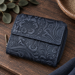 Blå damplånbok med präglat blommönster i lädret - Leather design - Freja skinn