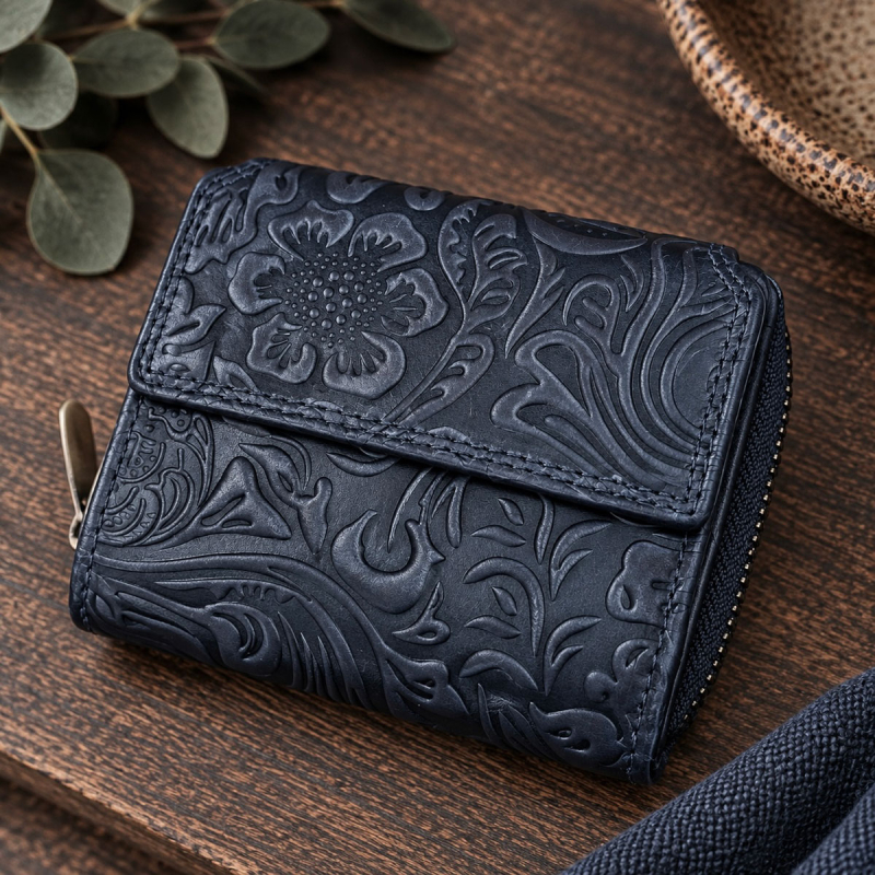 Blå damplånbok med präglat blommönster i lädret - Leather design - Freja skinn