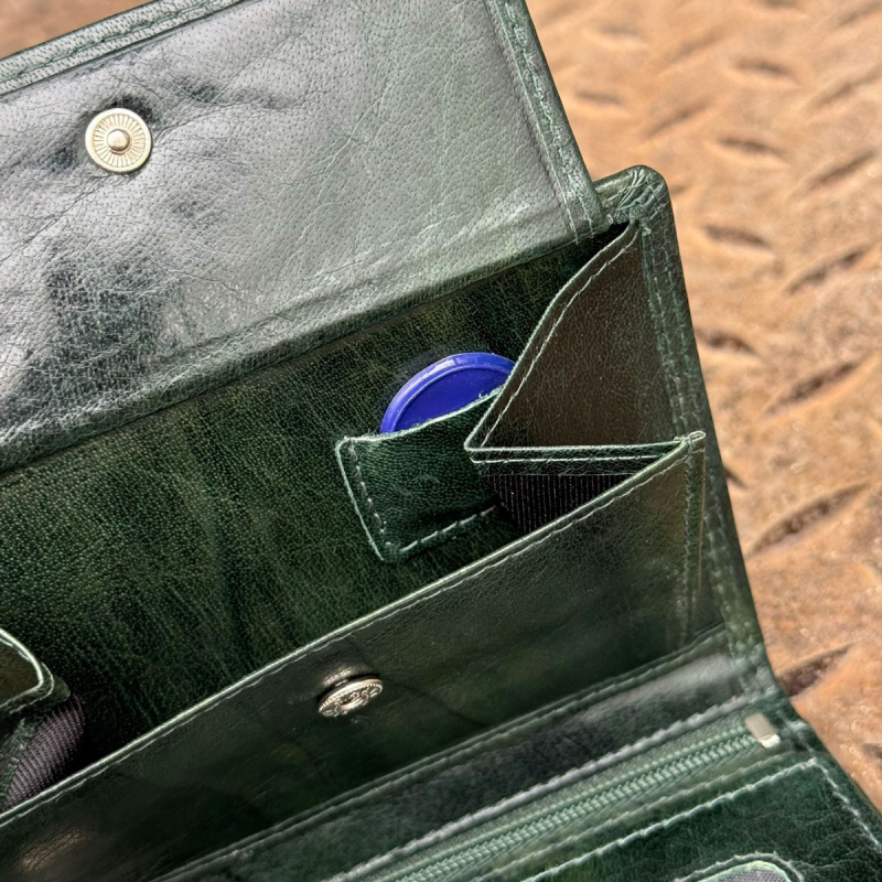 Loui plånbok i mjukt grönt buffelskinn - Läderdesign - Freja skinn