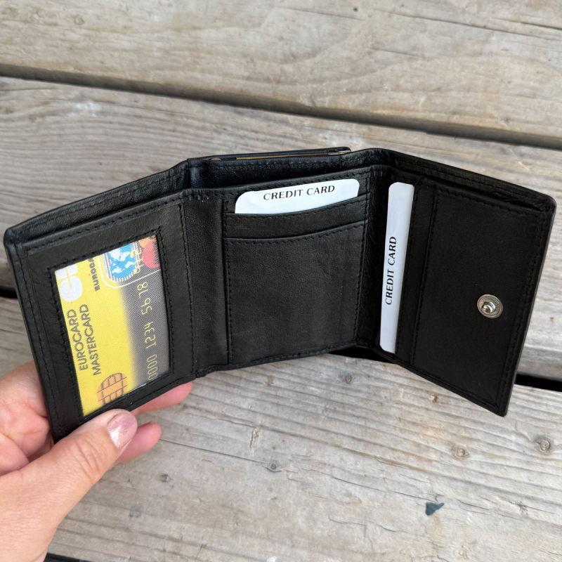 Ingeborg damplånbok med tryckknappslås - svart skinn - Leather design - Freja skinn