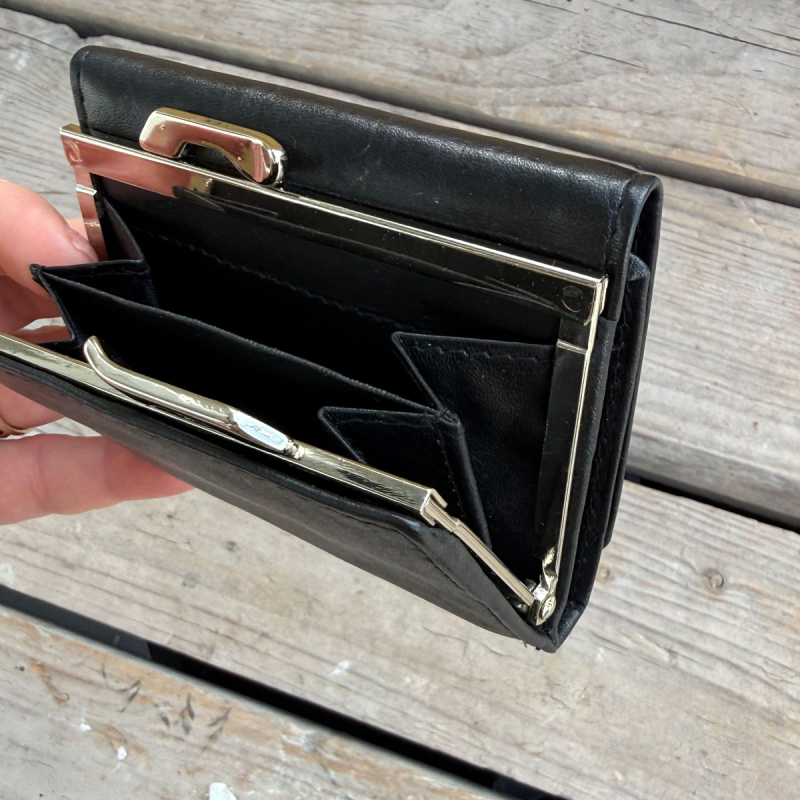 Ingeborg damplånbok med tryckknappslås - svart skinn - Leather design - Freja skinn