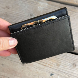 Ingeborg damepung i sort skind - Metal snaplås - Leather design