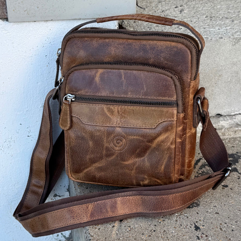 Crossbody taske i hunterbrun bøffel - Håndhank og skulderrem