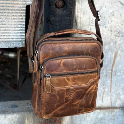 Denver crossbodyväska i hunterbrunt buffelskinn - Läderdesign - Freja skinn