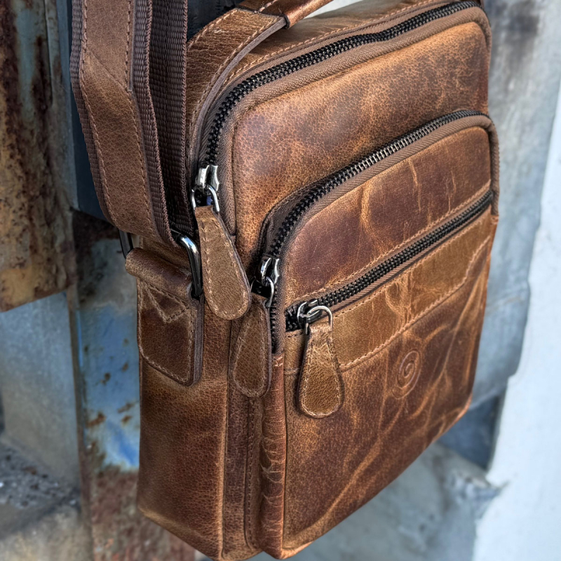 Denver crossbodyväska i hunterbrunt buffelskinn - Läderdesign - Freja skinn