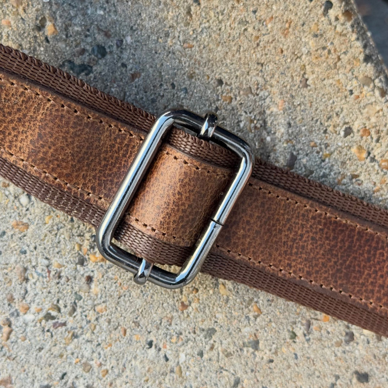 Denver crossbodyväska i hunterbrunt buffelskinn - Läderdesign - Freja skinn