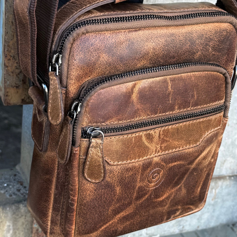 Denver crossbody taske i hunter brun bøffelskind - Leather design - Freja skind
