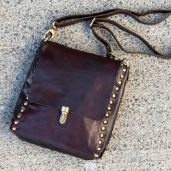Brun crossbody från Treats - buffelskinn med nitar