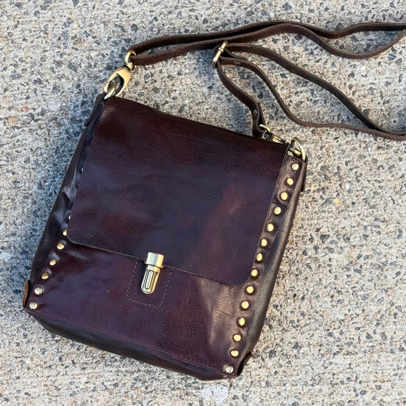 Brun crossbody fra Treats - Bøffelskind med nitter